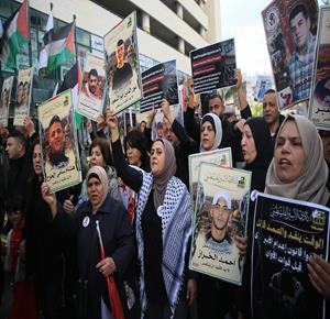 أهالي الأسرى يشاركون في وقفة احتجاجية وسط مدينة نابلس، تنديداً بالقانون الإسرائيلي الذي يسمح بإعدام الأسرى الفلسطينيين